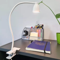 Bílá stolní lampička s klipem