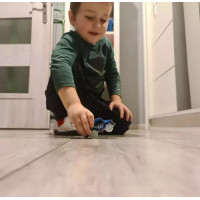 Svítící autíčko na autodráhu