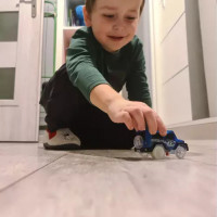 Svítící autíčko na autodráhu