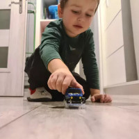 Svítící autíčko na autodráhu