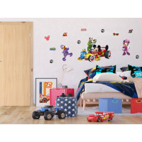 Dětská samolepka na zeď - DISNEY - Mickey s kamarády na závodech- 65x85 cm