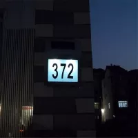 LED solární lampa s číslem domu - stříbrná