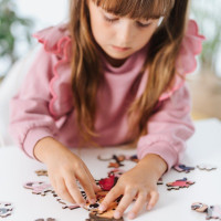 TREFL Wood Craft Junior puzzle Gábinin kouzelný domek: Gábi a její kotě 50 dílků