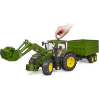 Bruder Traktor John Deere 7R 350 s čelním nakladačem a tandemovým přepravním přívěsem