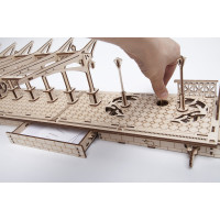 Ugears 3D dřevěné mechanické puzzle Železniční nástupiště