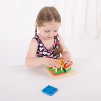 Bigjigs Baby Nasazování barevných tvarů na tyče