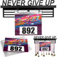 Kovový věšák na medaile a startovní čísla NEVER GIVE UP - černý
