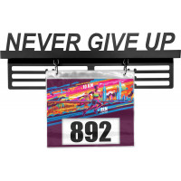 Kovový věšák na medaile a startovní čísla NEVER GIVE UP - černý