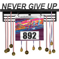 Kovový věšák na medaile a startovní čísla NEVER GIVE UP - černý