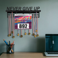 Kovový věšák na medaile a startovní čísla NEVER GIVE UP - černý