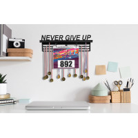 Kovový věšák na medaile a startovní čísla NEVER GIVE UP - černý