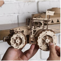UGEARS 3D puzzle Traktor vítězí 272 dílků