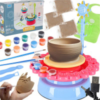 Hrnčířský kruh s hlínou a barvami