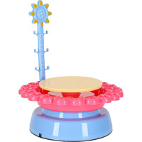 Hrnčířský kruh s hlínou a barvami