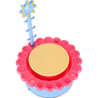 Hrnčířský kruh s hlínou a barvami