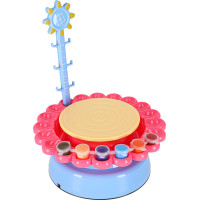 Hrnčířský kruh s hlínou a barvami