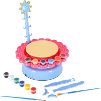 Hrnčířský kruh s hlínou a barvami