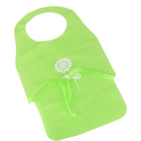 Hrnčířský kruh s hlínou a barvami