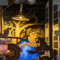 ROBOTIME Rolife DIY 3D Zarážka na knihy: Kouzelnická ulička s LED osvětlením 216 dílků