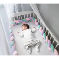 Chránič na dětskou postel pletený do copu RICO 300 cm - mátovo-růžovo-fialový