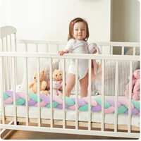 Chránič na dětskou postel pletený do copu RICO 300 cm - mátovo-růžovo-fialový