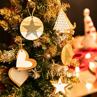 Vánoční závěsné ozdoby na stromeček ze dřeva 4 ks - stromek, hvězdičky a srdce
