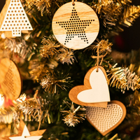 Vánoční závěsné ozdoby na stromeček ze dřeva 4 ks - stromek, hvězdičky a srdce