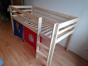 Dětská VYVÝŠENÁ postel PIRÁTI modročervení - PŘÍRODNÍ