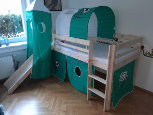 Dětská VYVÝŠENÁ postel se skluzavkou FOTBAL - PŘÍRODNÍ