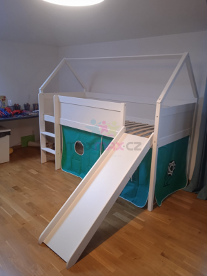 Dětská domečková VYVÝŠENÁ postel se skluzavkou FOTBAL - 200x90 cm - BÍLÁ
