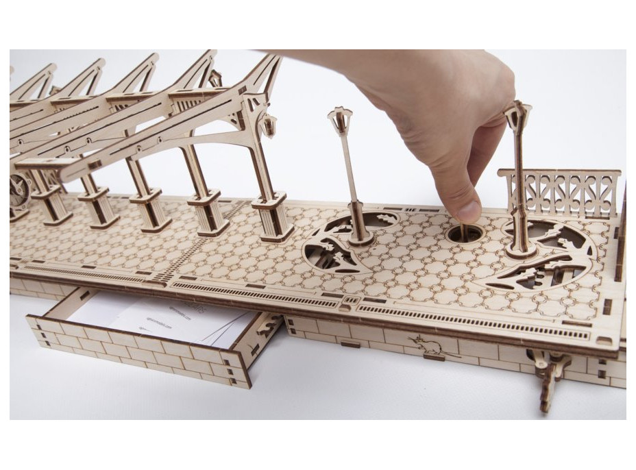 UGEARS 3D puzzle Nádraží 196 dílků