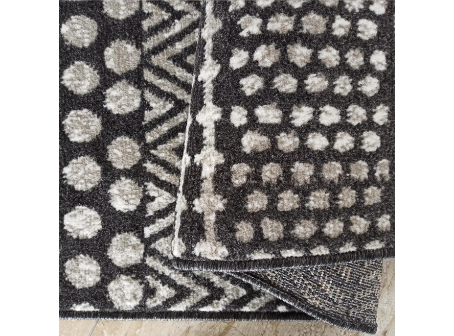 Kusový koberec KLARA stencil - tmavě šedý