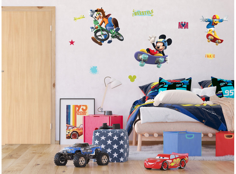 Dětská samolepka MICKEY MOUSE NA SKATEBOARDU 65x85 cm