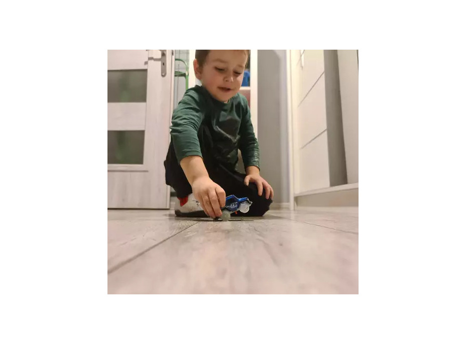 Svítící autíčko na autodráhu