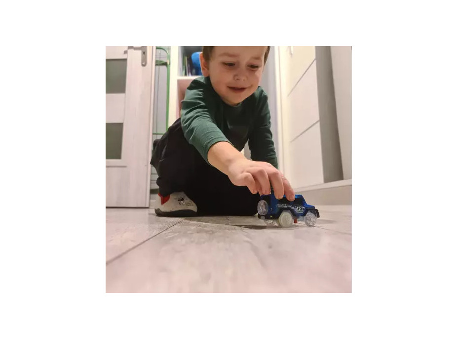 Svítící autíčko na autodráhu