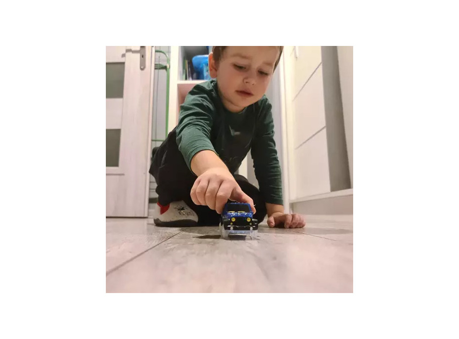 Svítící autíčko na autodráhu