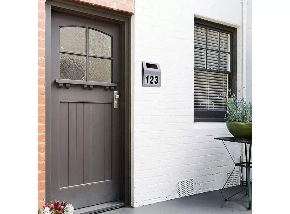 LED solární lampa s číslem domu - stříbrná