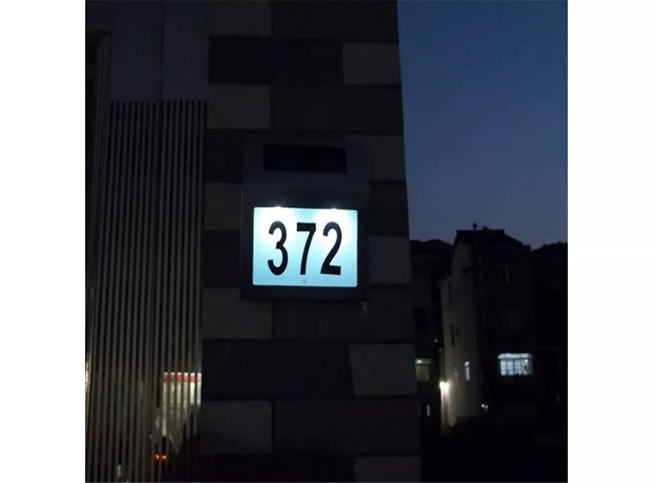 LED solární lampa s číslem domu - stříbrná