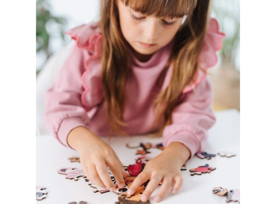 TREFL Wood Craft Junior puzzle Gábinin kouzelný domek: Gábi a její kotě 50 dílků