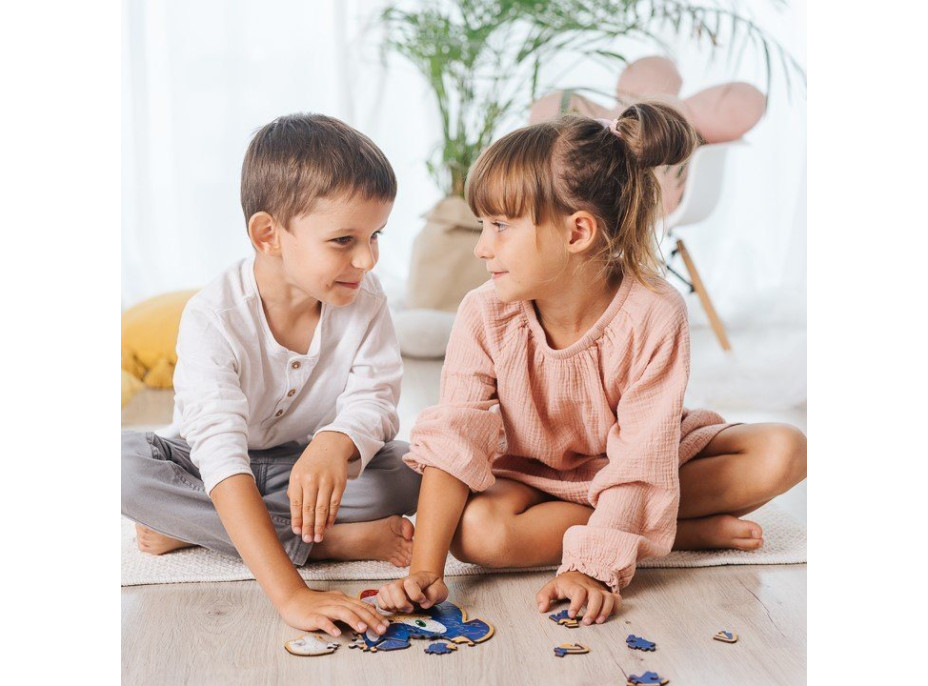 TREFL Wood Craft Junior puzzle Ve světě Mickeho Mouse 50 dílků