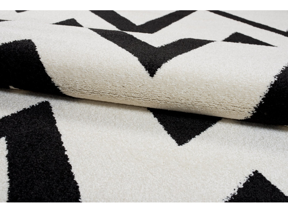 Kusový koberec MAROKO Scrawl - bílý/černý
