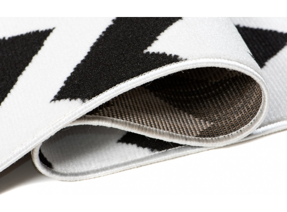 Kusový koberec TAPIS Cik cak - černý/bílý