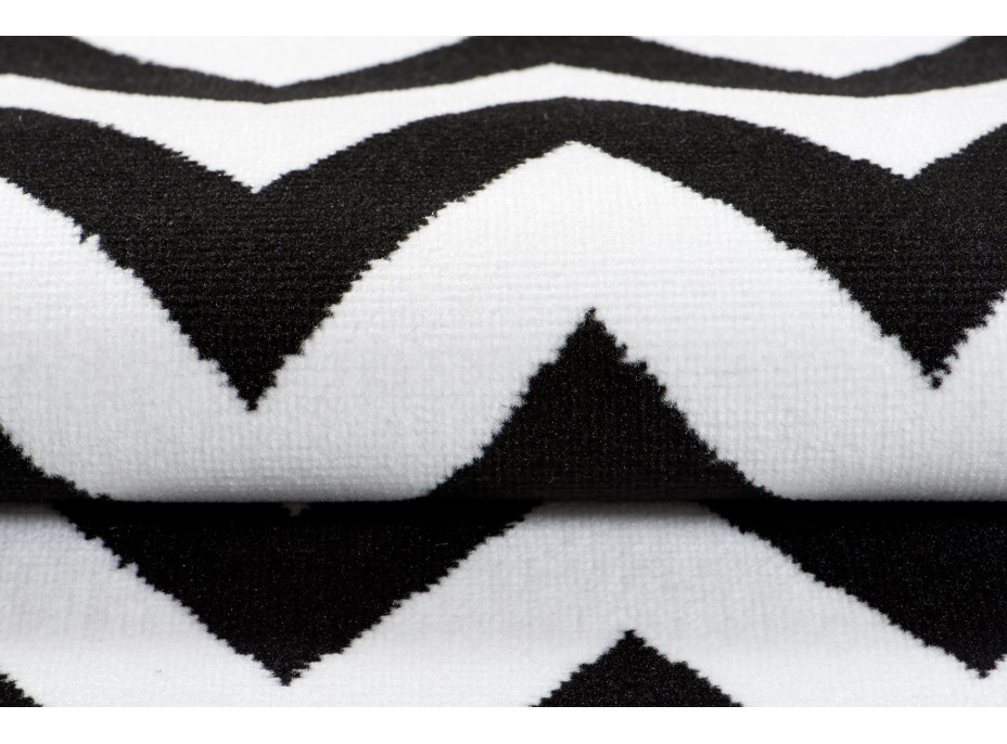 Kusový koberec TAPIS Cik cak - černý/bílý