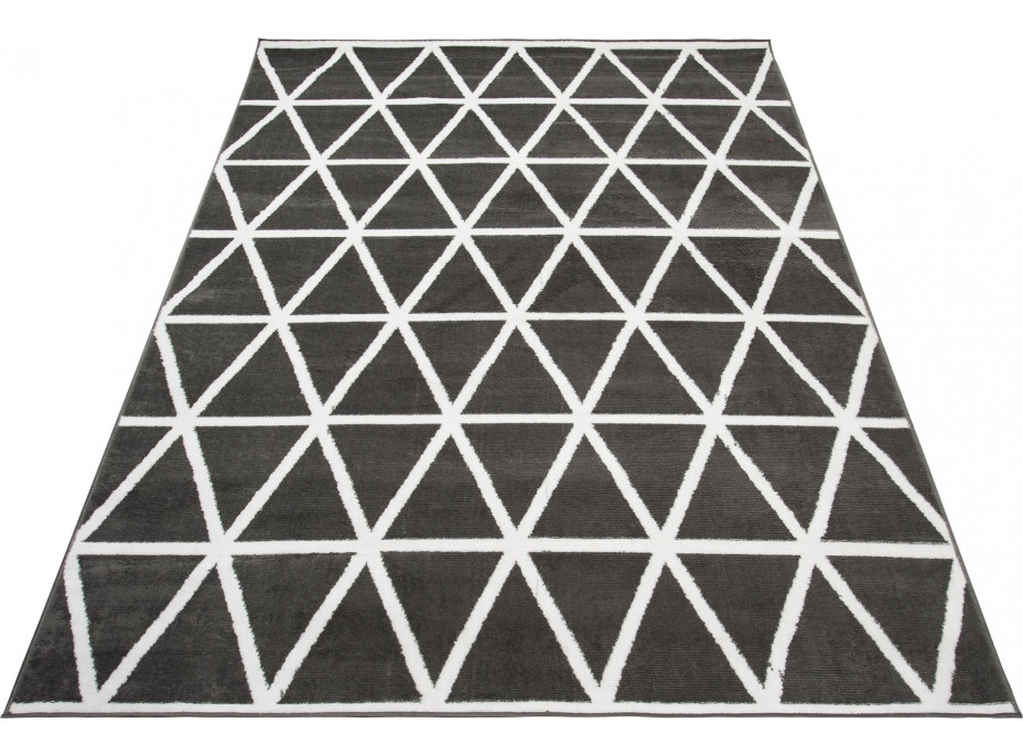 Kusový koberec BALI Triangles - tmavě šedý/bílý