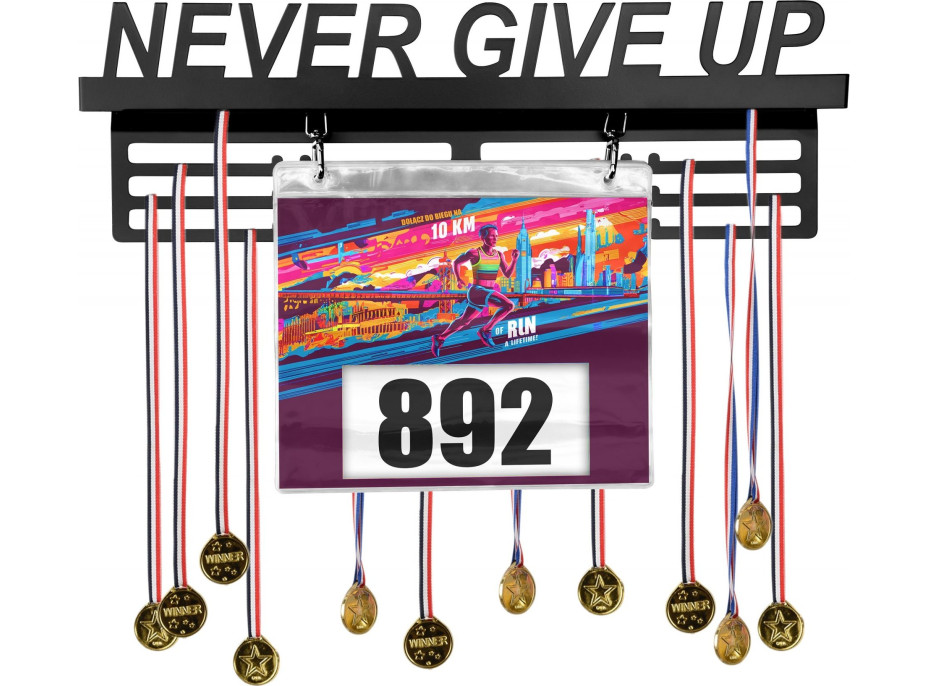 Kovový věšák na medaile a startovní čísla NEVER GIVE UP - černý