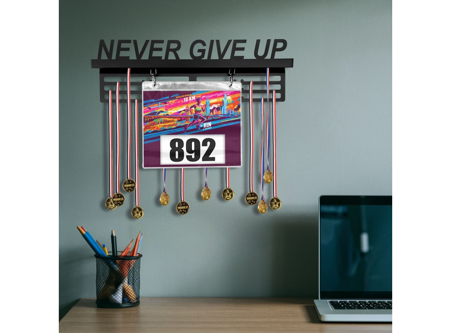 Kovový věšák na medaile a startovní čísla NEVER GIVE UP - černý