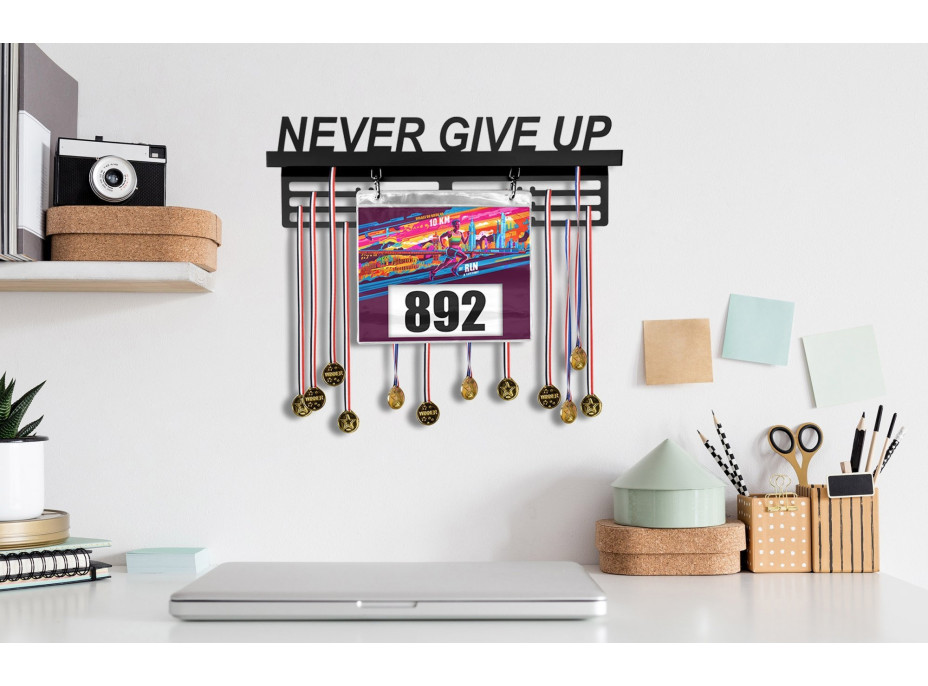 Kovový věšák na medaile a startovní čísla NEVER GIVE UP - černý