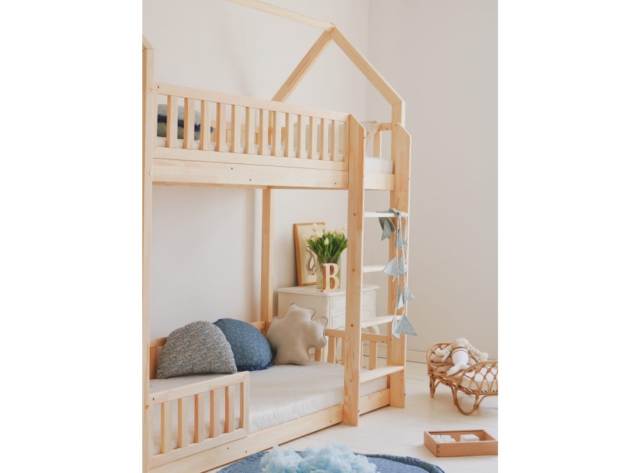 Dětská patrová domečková postel z masivu borovice BIANCO s Montessori lůžkem - 200x90 cm - bez povrchových úprav