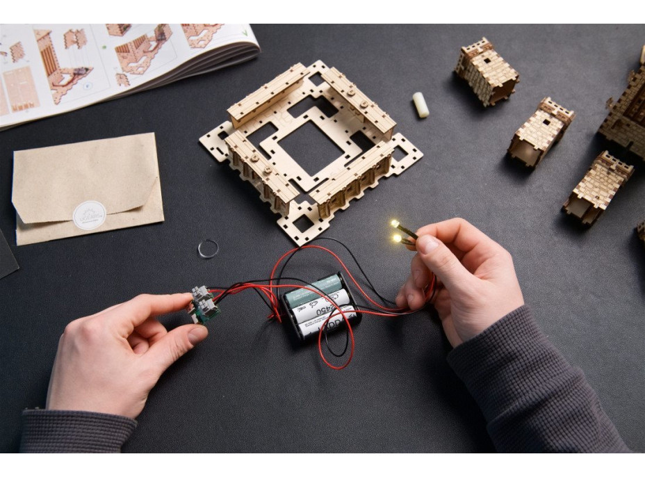 UGEARS Svítící 3D puzzle Alexandrijský maják 340 dílků