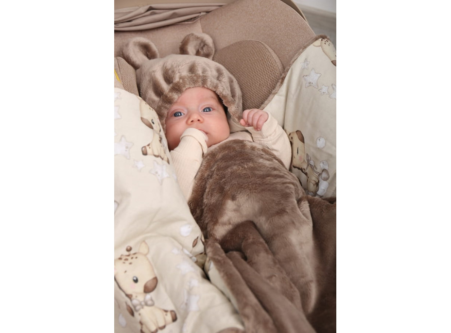 Plyšová zavinovačka s kapucí BABYMAM do autosedačky - Béžová žirafa/cappuccino